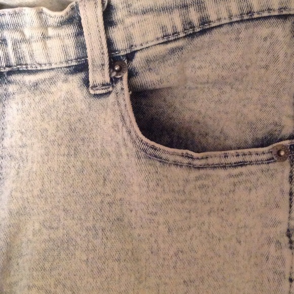 Light acid-washed denim - ankle crop - Picture 2 of 3