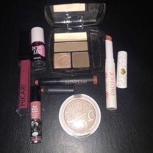 Makeup bundle!! Good for makeup beginners