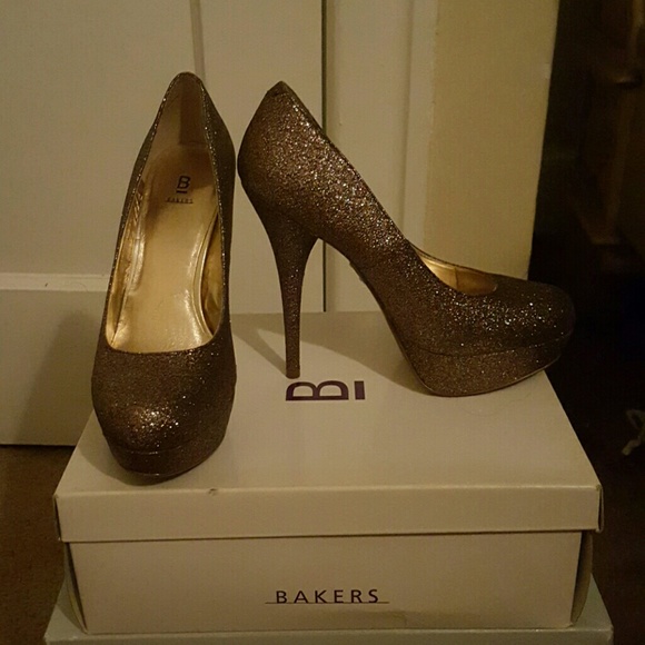 Multi-color glitter pumps