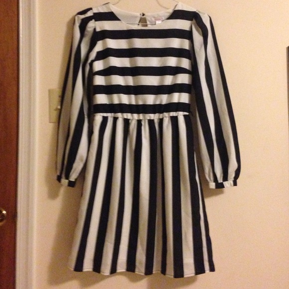 Strip black and white dress - Picture 1 of 3