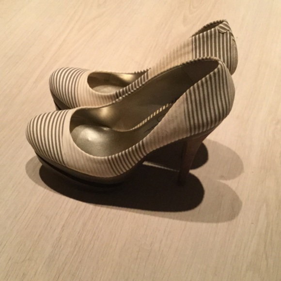 Colie Pumps - Picture 2 of 3