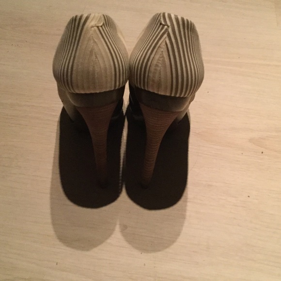 Colie Pumps - Picture 3 of 3