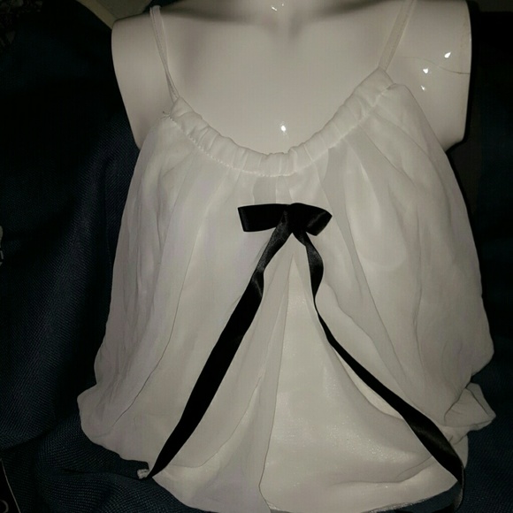 Meiya Aulaye sweet white and black top. S to M