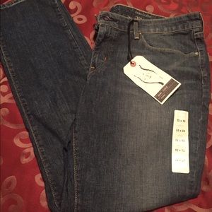 SALE!!!NWT Levi's Demi Curve Jeans