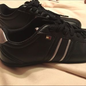 🔝Super comfortable Tommy tennis shoes ✔️