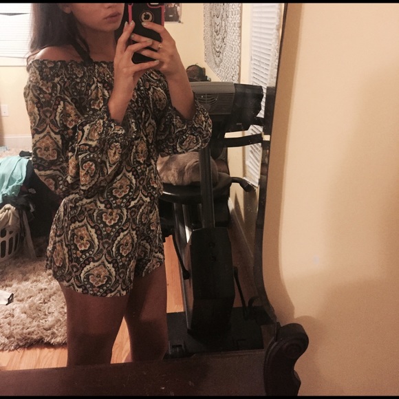 CHARLOTTE RUSSE ROMPER MEDIUM