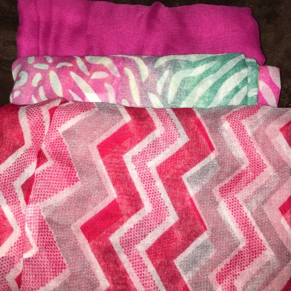 Scarfs - Picture 1 of 1