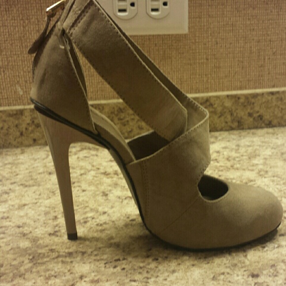 GUESS Shoes - Guess size 5.5