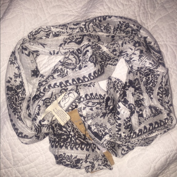 Michael Stars back and white skinny scarf