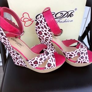 Very Cute Fuchsia Wedge 👠 Heels
