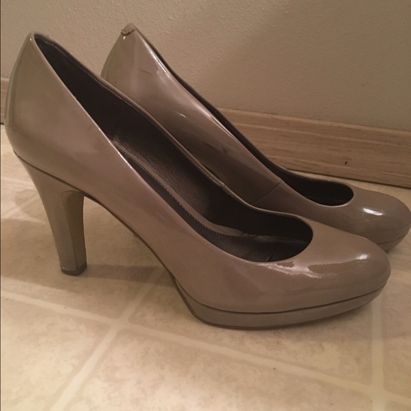 BANDOLINO Nude pumps. Patent leather. Size 9