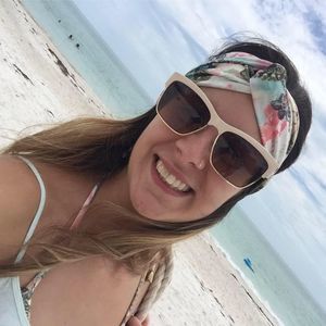 Meet your Posher, Larissa