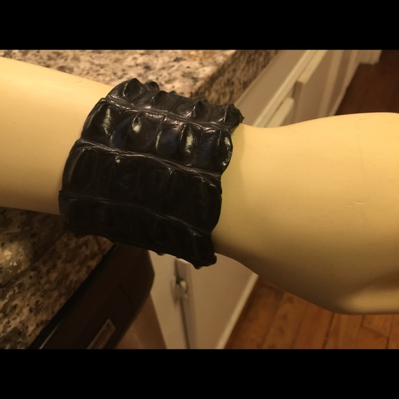 Croc black cuff bracelet , never worn - Picture 3 of 4