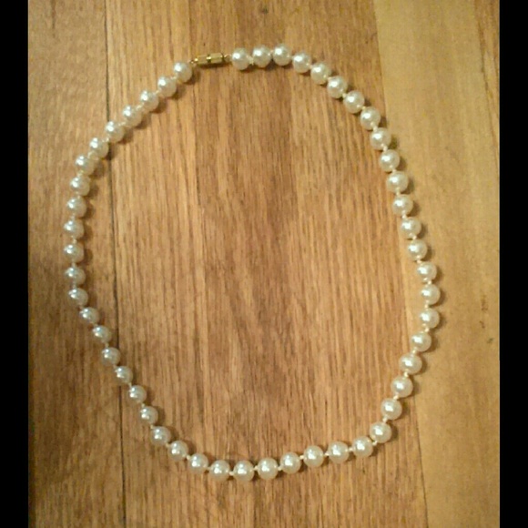 SOLD Vintage Hand-knotted Pearl Necklace - Picture 3 of 3