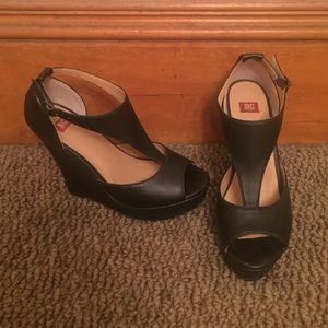 Black platform t-strap heels