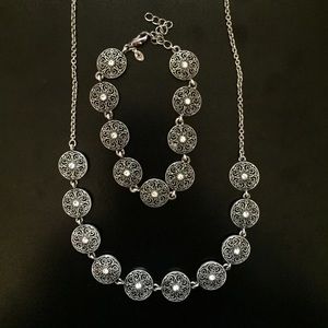 Stunning silver necklace and bracelet set.