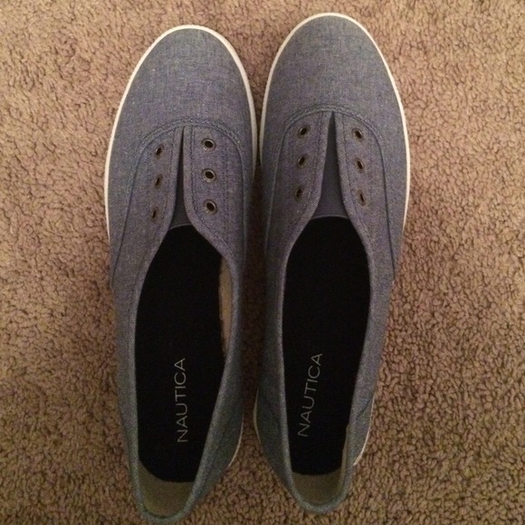 NEVER WORN NAUTICA SHOES