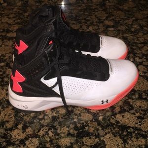 SALE!! Like NEW ! Under Armour Basketball Shoes