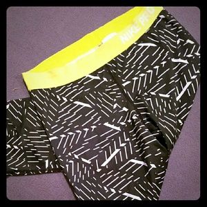 CUTE NIKE CAPRIS!!! Size Large