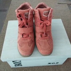 Skechers sneaker wedgies