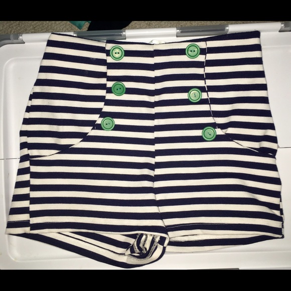 Cute button striped shorts