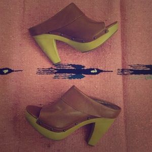 🌼Brown 70's platform clogs🌼