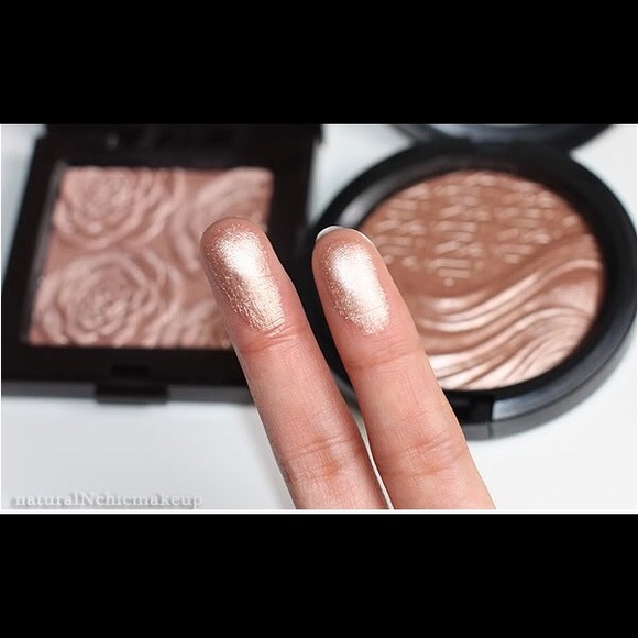 (SOLD) MAC superb extra dimension skinfinish - Picture 1 of 4
