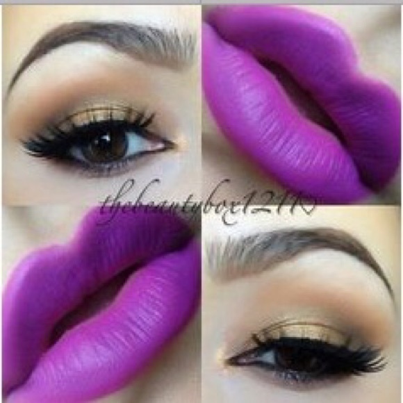 ((SOLD)) Brand new MAC lipstick in Heroine - Picture 1 of 4