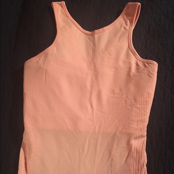 Lululemon tank top with built in bra NWOT