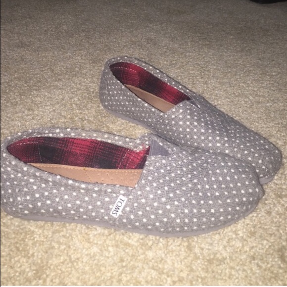 grey with white polka dot toms, never worn