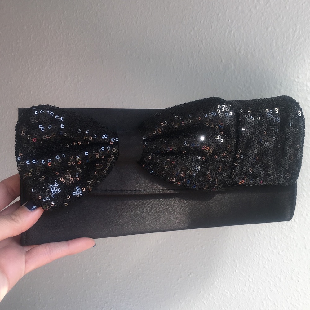 Black glitter bow clutch