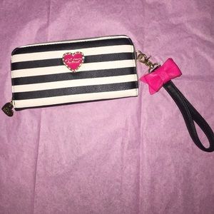 BETSEY JOHNSON WALLET/WRISTLET/DETACHABLE STRAP
