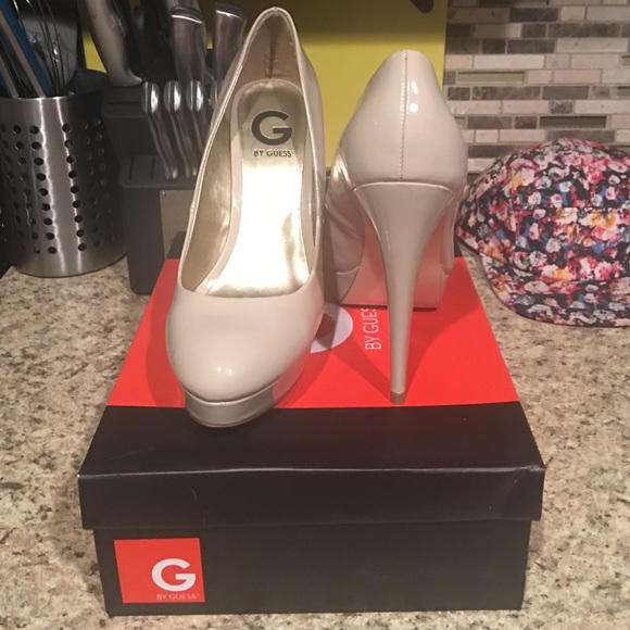 G by GUESS PUMPS
