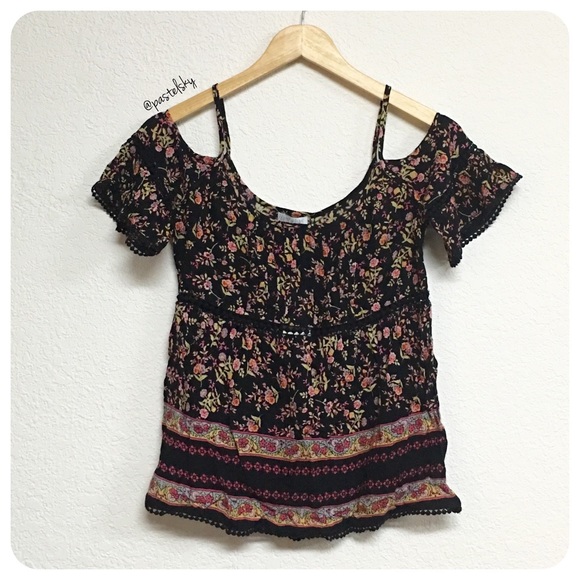 🆕 PATRONS OF PEACE top - Picture 1 of 4