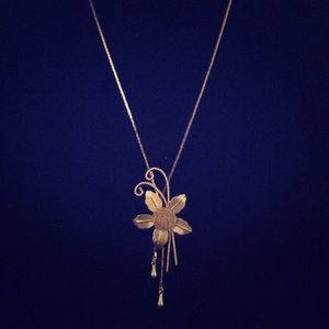 Gold Tone Vintage BEAUTIFUL Rose Necklace