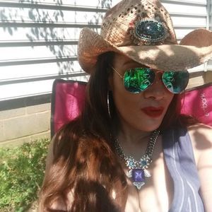 Meet your Posher, Melanie