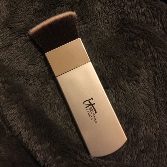 Contour brush by IT Cosmetics