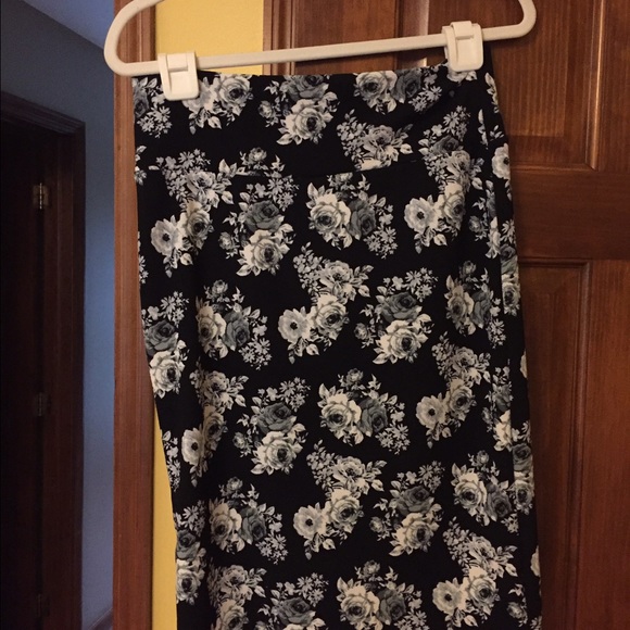 Lularoe Cassie skirt. Size medium, only worn once.