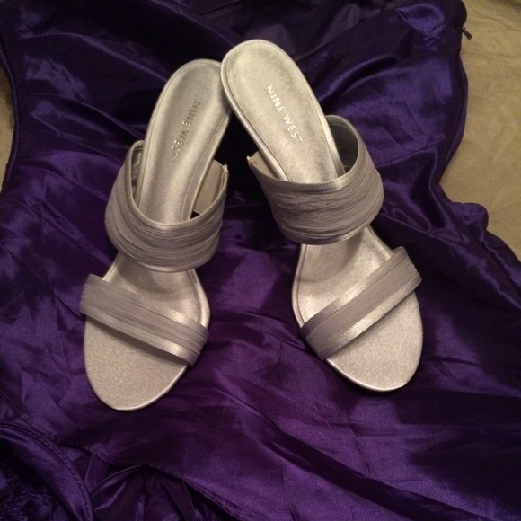Beautiful Never Worn Metallic Nine West Sandals.