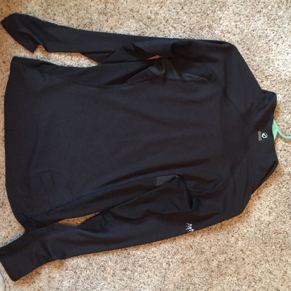 North Face athletic shirt - Picture 3 of 3