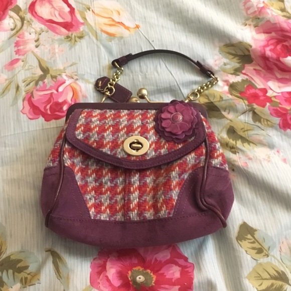 Coach clutch in excellent condition.