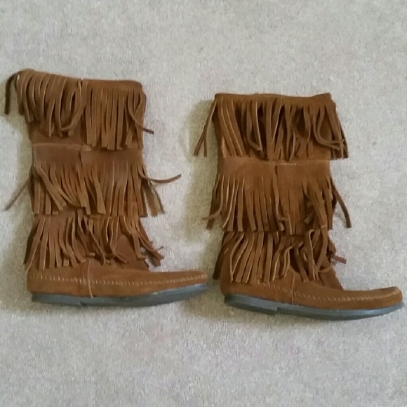 Minnetonka 3 row fringe boots