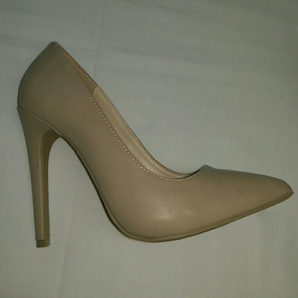 Nude color, Wild Diva pointed Pumps! Sz6