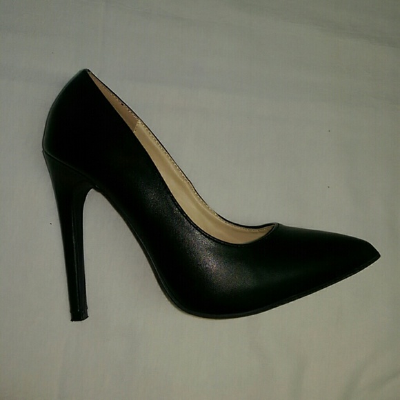 Black color, Wild Diva pointed toe pumps! Sz6