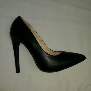 Black color, Wild Diva pointed toe pumps! Sz6