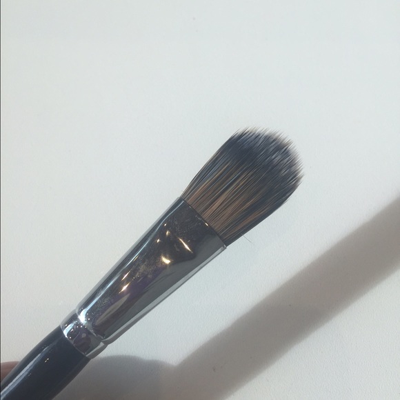 Morphe E9 Oval Foundation Brush - Picture 2 of 4