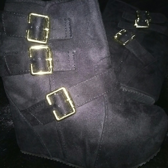 🚨🚨SALE🚨🚨Brand New! Suede Wedge Heeled Booties!