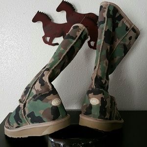 Stunnibg emu ugg-like boots cammo
