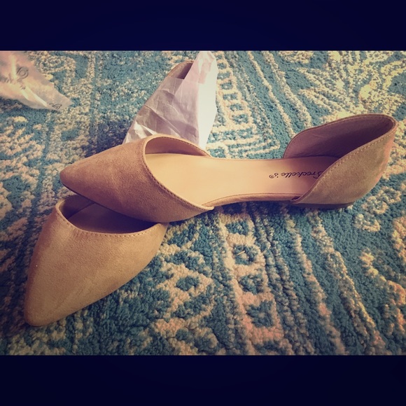 Breckelles pointy ballet flats neutral suede NWT!