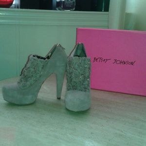 (NWOT) Betsey Johnson floral platform bootie